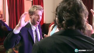 Daphne Rosen e Angel Gee scopano a una festa in casa