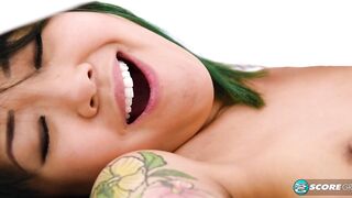 La linda asiática Saya Song se pone traviesa bajo las sábanas