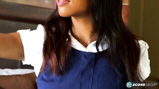 Das süße Schulmädchen Nia Nacci reibt ihre rasierte Muschi