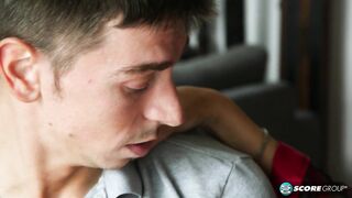 Samantha Jay lutscht und fickt jungen Schwanz