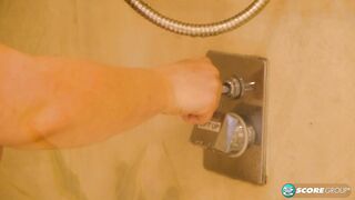 È ora della doccia con la prosperosa Diana Eisley