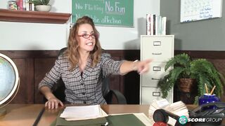 Lehrerin Gia fickt ihre Schüler