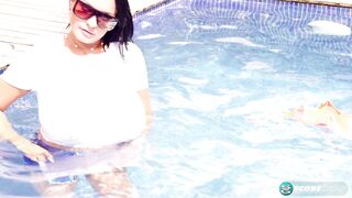 Spettacolo di sesso con grandi tette e dildo a bordo piscina della latina Kim Beltran