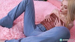 Die flache blonde Teenagerin Cecelia Taylor dehnt ihre enge Muschi mit einem großen Spielzeug.