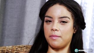 La bellissima latina Maya Bijou si toglie i jeans e gioca con la sua figa perfettamente glabra, da cui fuoriesce il suo liquido rosa.