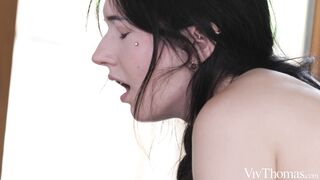 Pose For Me - Bougie Britney Dutch et Cherry