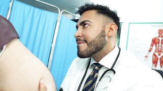 El Dr. Rom examina a Koki Castillo