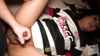 Aum2: Cría de mujeres gigantas