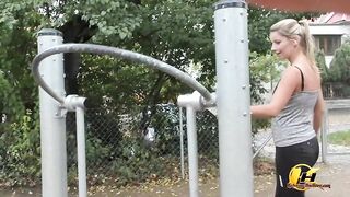 Sauter et courir dans un parc public