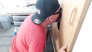 Un tizio barbuto mi prende entrambi i buchi