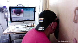 Un tizio barbuto mi prende entrambi i buchi