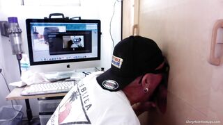 Un semental casado me toma ambos agujeros