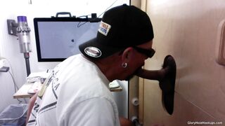 Latino recebe boquete em gloryhole