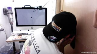 Latino recebe boquete em gloryhole