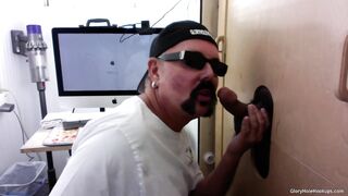 Latino recebe boquete em gloryhole