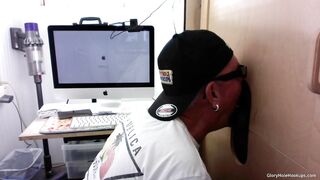 Latino recebe boquete em gloryhole