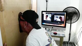 Papá cachondo necesita una mamada en el gloryhole