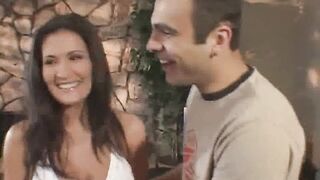 Mme Montoya prend une bite