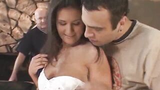 Mme Montoya prend une bite