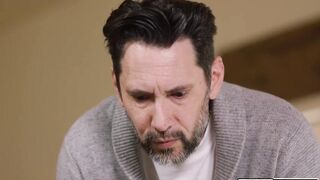 La figliastra latina prosperosa ha accettato di diventare l'animale domestico sessuale del patrigno