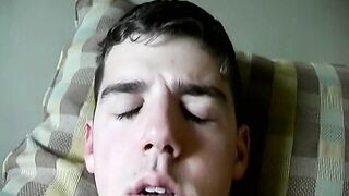 O lindo Twink Giuseffi acaricia seu pau enorme - Giuseffi