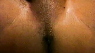 Streichelt seinen schlüpfrigen schwarzen Schwanz - Lucky Starr