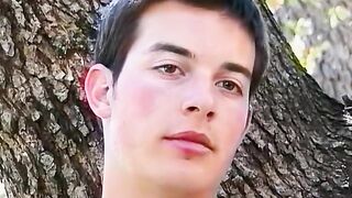 Eric se masturba sentado em uma árvore - Eric