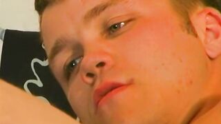 O bonitinho Jason se masturba e goza - Jason Nichols