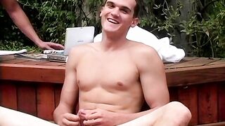 L'alto e magro Leon si accarezza il cazzo duro - Leon