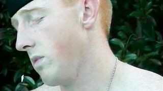 O ruivo Brady acaricia seu pau grande - Brady