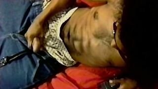Semental negro de pelo largo se aleja - Roy S