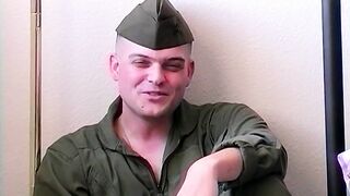 O fuzileiro naval Steve acaricia seu pau duro - Steve Atkinson