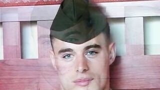 L'officier de l'armée Loud Amato se branle - Loud Amato