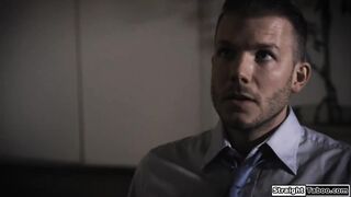 Die attraktive Politikergattin weiß, wie man einen Journalisten zum Schweigen bringt.