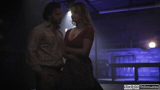 Rien que ton air effrayé me fait bander.