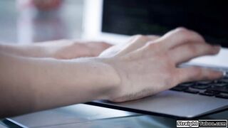 La mia compagna di stanza, la sua ragazza lesbica con le tette piccole, mi lecca proprio come previsto