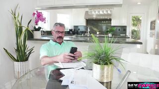 Mi hijastra me hace un trabajo de pies y me la folla