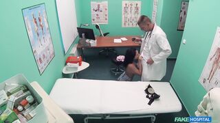 Lola Bulgari – Tätowierte Schönheit spritzt und hat Orgasmen