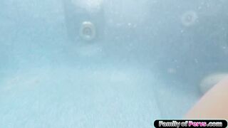 Ich befriedige die feuchte Muschi meiner Stiefschwester mit den kleinen Titten im Whirlpool.