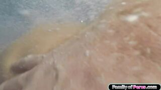 Ich befriedige die feuchte Muschi meiner Stiefschwester mit den kleinen Titten im Whirlpool.