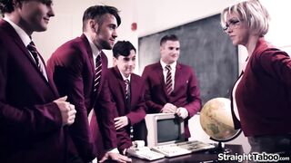 Quatro universitários se unem contra sua professora gostosa e voluptuosa.