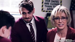 Quatro universitários se unem contra sua professora gostosa e voluptuosa.