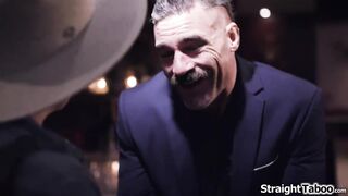 La cameriera tira fuori il cazzo del suo capo e lo succhia dietro il bancone