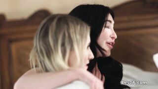 Loiras se revezam com morena picante em uma sessão selvagem de tesouradas.