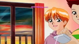 ◇ MILF submissa é forçada a gozar em público enquanto seus dominadores enchem seus orifícios com brinquedos.