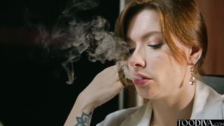 Une lesbienne veut essayer de sucer une bite et d'avoir des rapports hétérosexuels pour la première fois. TOODIVA