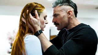 Ein Mann verführt die rothaarige Teenagerfreundin seines Stiefsohns und fickt ihre Muschi.