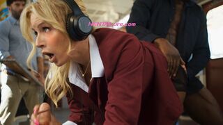 • Una pendolare bionda viene picchiata su un treno pubblico e finisce scopata da tutti