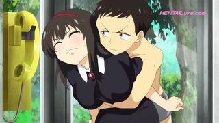 Una cabina telefónica pública se convierte en un paraíso de creampies para adolescentes vírgenes y cachondas del verano.