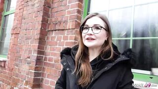 Olheiro alemão - Casting de pornô com a pequena Emily